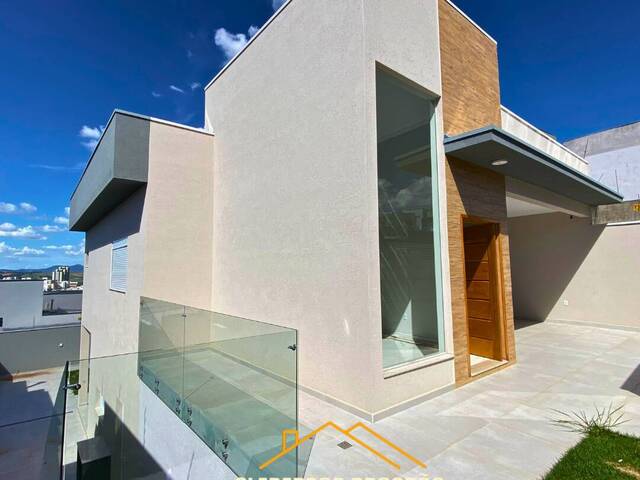 #74 - Casa para Venda em Pouso Alegre - MG